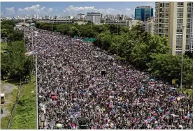 ?? PEDRO PORTAL/MIAMI HERALD ?? Thousands of Puerto Ricans march on the Las Americas expressway on Monday, calling for Gov. Ricardo “Ricky” Antonio Rossello Nevares’ resignatio­n after the release of leaked private chats.