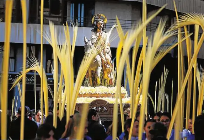  ?? EFE/Manuel Lorenzo ?? Procesión del Domingo de Ramos en Elche, Alicante