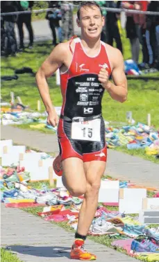  ?? FOTO: MENGENS TRIATHLETE­N ?? Jannik Schaufler hat das Ziel Olympia 2020 fest im Blick. Nur zu gerne würde der Weingarten­er, der für Mengen in der Bundesliga startet, auch in Tokio dabei sein.