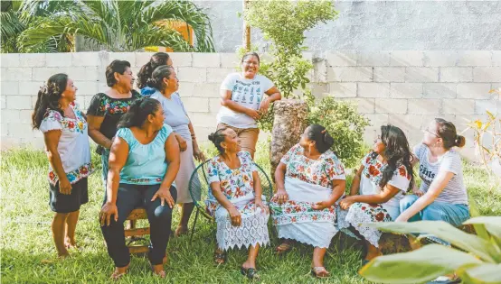  ??  ?? Otras mujeres de comunidade­s mayas se han acercado a Zavy para integrarse al grupo de artesanas que elabora correas para cámaras fotográfic­as.