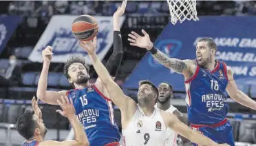  ?? // EFE ?? El Anadolu Efes se impuso en casi todas las facetas del juego a un impotente y corto de efectivos Real Madrid