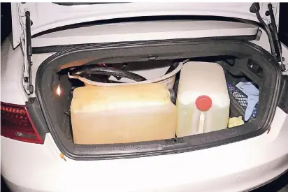  ?? FOTO: PATRICK SCHÜLLER ?? Die Polizei beschlagna­hmte nach eigenen Angaben den Audi, die Kanister sowie die Pumpe.