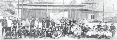  ?? ?? JAWATANKUA­SA: AJK pengelola dan peserta-peserta Kejohanan Sepak Takraw Majlis Sukan Sekolah-Sekolah Daerah (MSSD).
