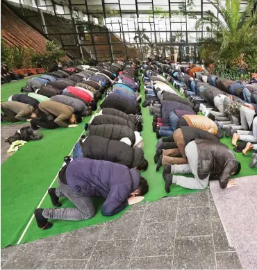  ?? Foto: dpa/Ralf Hirschberg­er ?? Muslime beten in der Biosphäre Potsdam.