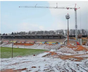  ?? FOTO: ANDREAS SCHLICHTER ?? Blick ins Ludwigspar­kstadion auf die alte Tribüne und die Baustelle vor der Ostribüne.