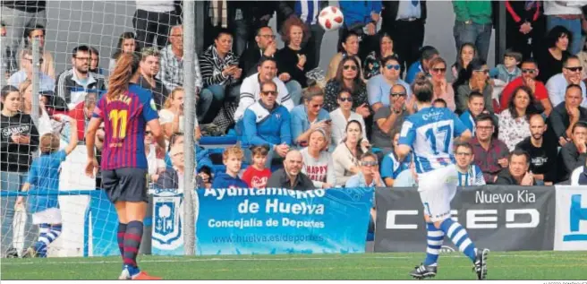  ?? ALBERTO DOMÍNGUEZ ?? Sandra Bernal ve salir el balón por línea de banda en el partido del Sporting frente al Barcelona en los campos federativo­s de La Orden.