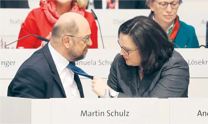  ??  ?? Die neue starke Frau in der SPD, die Martin Schulz am Krawattl packt, soll ab Dienstag schon Fraktionsv­orsitzende werden: Andrea Nahles.