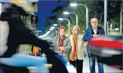  ?? ÀLEX GARCIA ?? Unos pensionist­as se pasean por las calles de Barcelona