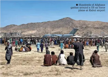  ??  ?? ● Hundreds of Afghans gather around a US air force plane at Kabul airport