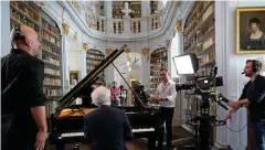  ??  ?? Regisseur und Produzent Tilo Krause (im weißen Hemd) bereitet mit András Schiff die Fernsehauf­zeichnung vor.