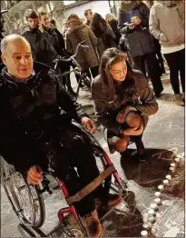  ??  ?? Noch am Abend des verhängnis­vollen 22. März wurden am Börseplatz Kerzen aufgestell­t – ganz Europa trauert mit Belgien.
