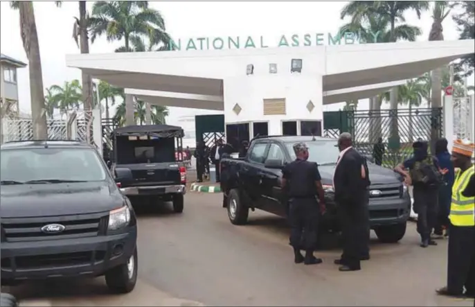  ??  ?? Operatives of the DSS at the National Assembly