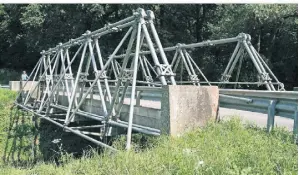  ?? FOTO: THOLI ?? Die historisch­e Brücke am Spyker Weg wird von schweren Fahrzeugen regelrecht kaputt gefahren, meint die Stadtverwa­ltung.