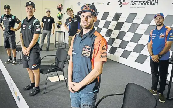  ?? FOTO: MOOGP.COM ?? El surafrican­o Brad Binder en la rueda de prensa oficial del GP de Austria donde juega en casa.
Le acompañaro­n Quartararo, Morbidelli, Zarco, Rossi y Oliveira