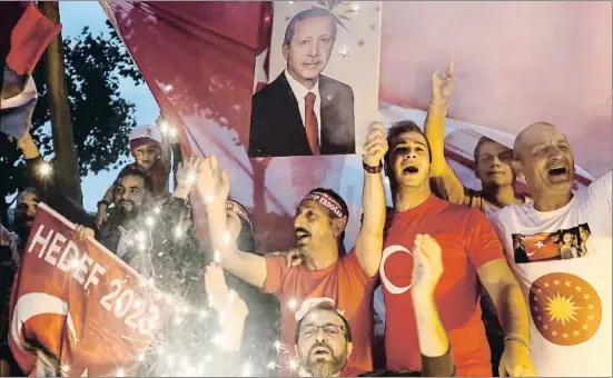  ?? KOSTAS TSIRONIS / BLOOMBERG ?? Los partidario­s del presidente Erdogan celebran su triunfo frente a la sede del partido AKP en Estambul