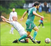  ?? BILD: PATTEN ?? Duell der Kapitäne: TSVAntreib­er Marten Niemeyer (links) beim 2:2 vor 14 Tagen gegen Melles Manuel Stegmann