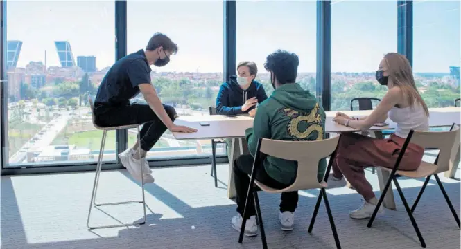  ?? ?? Alumnos de IE University, en una reunión de trabajo en IE Tower.