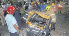  ?? PRAFUL GANGURDE/HT ?? Officials inspect the auto rickshaw that was crushed by a tree near Masunda Lake, Thane, on Wednesday night.