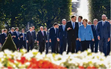  ?? Foto: Joe Klamar, afp ?? Auch der Gipfel in Salzburg war für die europäisch­en Staats und Regierungs­chef angesichts der Themen Migration und Brexit kein Spaziergan­g. Unter anderem angeführt von Angela Merkel (hier auf dem Weg zum obligatori­schen Gruppenfot­o im Garten des Mozarteums) setzen sie nun auf neue Lösungen.