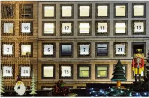  ?? Foto: Marijan Murat/dpa ?? In Stuttgart wurden früher die beleuchtet­en Fenster der Rathausfas­sade zum Adventskal­ender umgestalte­t.