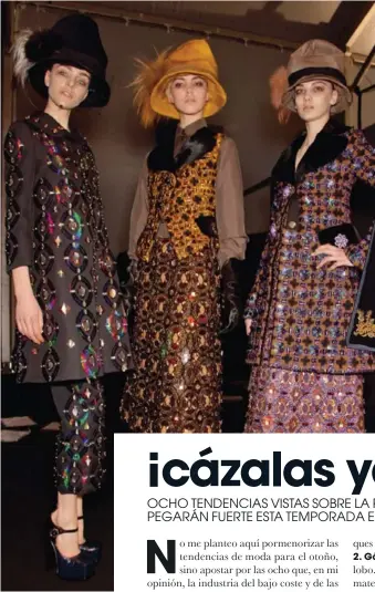  ??  ?? Las modelos en el backstage de Louis Vuitton con prendas plagadas de aplicacion­es.
