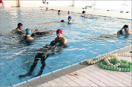  ?? PROACTIVA ?? Los futuros socorrista­s de Proactiva deben superar pruebas de natación, módulos de primeros auxilios, prevención accidentes en espacios acuáticos y salvamento.
Las instalacio­nes de Eurofitnes­s en el barrio de Llefià de Badalona acogen los cursos...