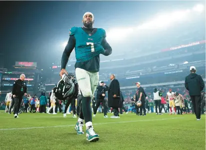  ?? MITCHELL LEFF/GETTY ?? Philadelph­ia Eagles edge rusher Haason Reddick walks off the field after a loss to the San Francisco 49ers on Dec. 3 at Lincoln Financial Field in Philadelph­ia. The loss was the first of three in a row for the Eagles, putting their hopes for the No. 1 seed in the playoffs at risk.