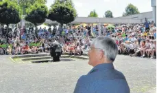  ?? FOTO: WALTRAUD WOLF ?? Die ganze Schulgemei­nschaft traf sich im Brunnenhof, um im Rahmen des Schulfeste­s Abschied von Oberstudie­ndirektor Georg Knapp zu nehmen.