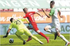  ?? FOTO: MATTHIAS SCHRADER/DPA ?? Wie man ihn kennt: Timo Werner (Mi.) lässt die Gegenspiel­er stehen und versenkt den Ball im Tor – zukünftig dann für den FC Chelsea.