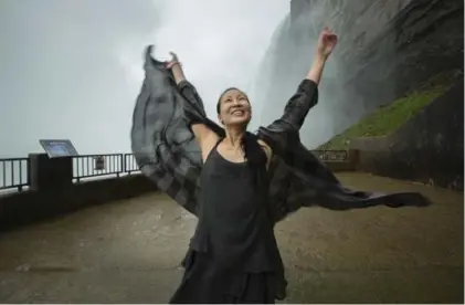  ?? PETER POWER FOR THE TORONTO STAR ?? YuMee Chung demonstrat­es the Breath of Joy on the lower observatio­n deck at the Horseshoe Falls.