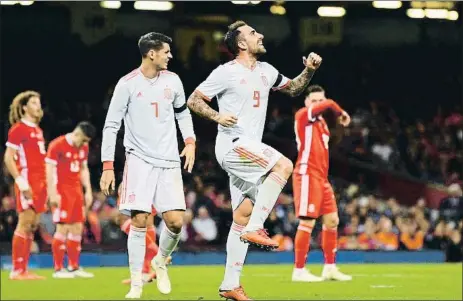  ?? DAN MULLAN / GETTY ?? Paco Alcácer celebrando el segundo gol de su cuenta particular, el tercero de la selección española, anoche