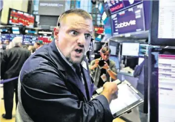  ?? AP ?? Am Mittwoch kam an den US-Börsen der Taucher: Einem Händler ist die Panik ins Gesicht geschriebe­n.