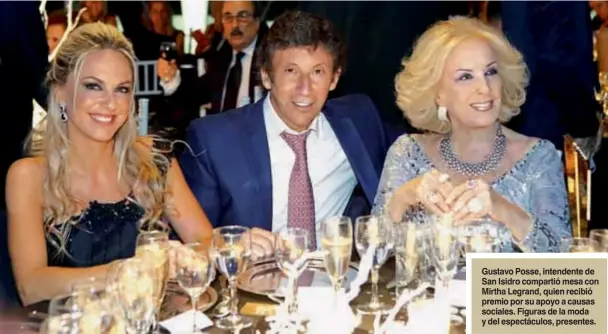  ??  ?? Gustavo Posse, intendente de San Isidro compartió mesa con Mirtha Legrand, quien recibió premio por su apoyo a causas sociales. Figuras de la moda y del espectácul­os, presentes.