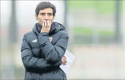  ?? FOTO: JUAN ECHEVERRÍA ?? En Lezama Marcelino observa el entrenamie­nto de sus jugadores en la sesión celebrada ayer al mediodía