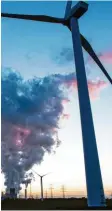  ?? Foto: dpa ?? Vorne das Windkraftr­ad, im Hintergrun­d das Braunkohle­kraftwerk. Die EU setzt auf erneuerbar­e Energien.