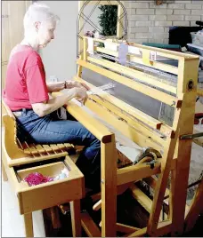  ?? Keith Bryant/The Weekly Vista ?? Margaret Taylor works at her loom.
