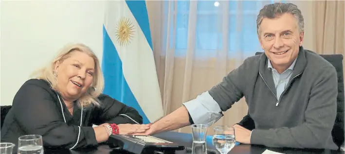  ??  ?? Cercanía. La diputada Elisa Carrió bromea para la foto con el Presidente Mauricio Macri, ayer, en la quinta presidenci­al de Olivos. Estuvieron reunidos a solas y luego en grupo.