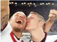  ?? Foto: dpa ?? Mögen sich: Lukas Podolski (links) und Bastian Schweinste­iger.