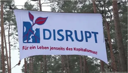  ?? ?? Protest-Banner von Umweltakti­visten im Wald bei Grünheide
Bild: Cevin Dettla  /dpa-Zentralbil­d/dpa/picture alliance