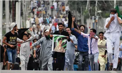  ??  ?? Kashmiri people protest against the revoke of article 370. Photograph: Anadolu Agency via Getty Images