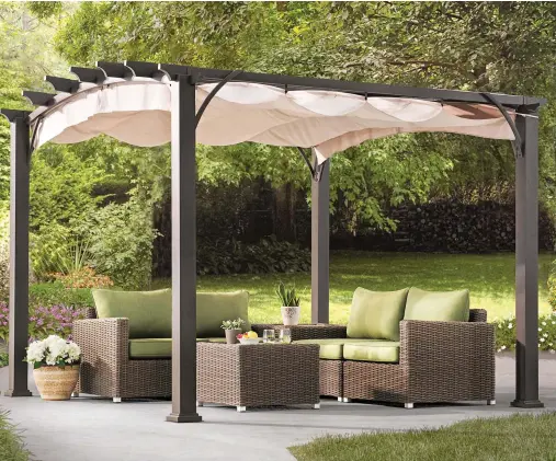  ??  ?? Pergola et photo : Wayfair, wayfair.ca.