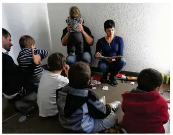  ??  ?? En attendant de trouver une place dans une école de Provins, les enfants font vivre le centre d’hébergemen­t et partagent quelques moments avec les animateurs et leurs parents dans la salle de jeu.