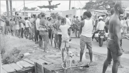  ??  ?? Onlookers gathered at the scene of the fire. (Ezekiel Edwards) photo