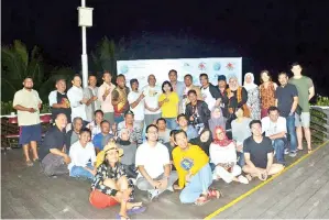  ??  ?? PARA rombongan turut menghadiri Maratua Jazz & Dive Fiesta, acara tarikan pelanconga­n di Pulau Maratua.