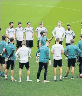  ?? FOTO: GETTY ?? Joachim Löw charla con sus jugadores ayer en el Stade de France