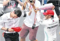  ?? FOTO: DAVID DAVIES/DPA ?? Erfolgsges­pann: Mercedes-Motorsport­chef Toto Wolff und Weltmeiste­r Lewis Hamilton (re.).