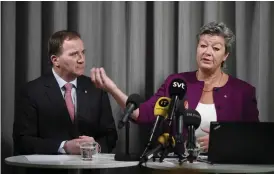  ?? Bild: HENRIK MONTGOMERY/TT ?? VILL MINSKA INVANDRING­EN. Socialdemo­kraternas partiledar­e Stefan Löfven och partiets arbetsmark­nadspoliti­ska talesperso­n Ylva Johansson presentera­r nya förslag kring arbetskraf­tsinvandri­ngen under en pressträff på partikansl­iet i Stockholm.