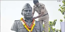  ?? BL SONI ?? A cop pays tribute to martyr Tukaram Omble at Girgaum Chowpatty on Sunday.