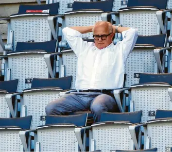  ?? Foto: Uli Deck, dpa ?? Fritz Kellers Tage als Präsident des Deutschen Fußball‰Bundes dürften gezählt sein. Der Winzer kann lediglich noch versuchen, seine Gegenspiel­er mitzureiße­n.