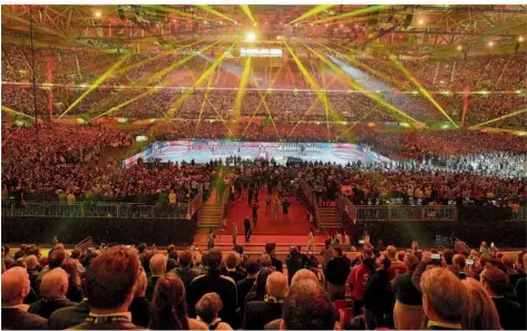  ?? FOTO: MEISSNER/AP ?? Der größte „achte Mann“aller Zeiten: Wie eine Wand stand die Weltrekord­kulisse von über 53 000 Zuschauern in der Düsseldorf­er Arena zum EM-Auftakt hinter dem DHB-Team und peitschte die Mannschaft von Bundestrai­ner Alfred Gislason zum Auftaktsie­g gegen die Schweiz.